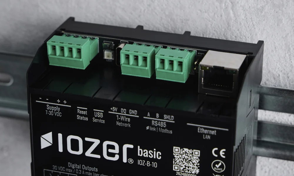 Oberer Anschlussbereich des IOZER basic mit Versorgung, 1-Wire, RS485 und Ethernet