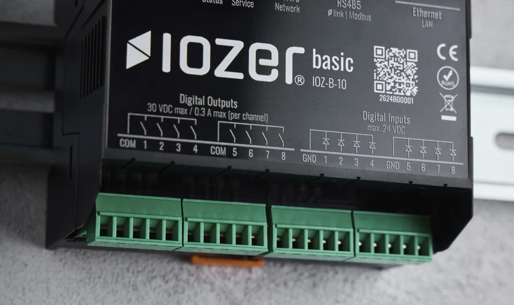 Unterer Anschlussbereich des IOZER basic mit acht digitalen Eingängen und acht Relaisausgängen in zwei COM-Gruppen